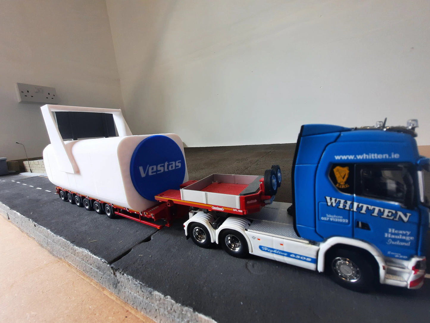 1:50 Scale Wind Turbine Nacelle Vestas