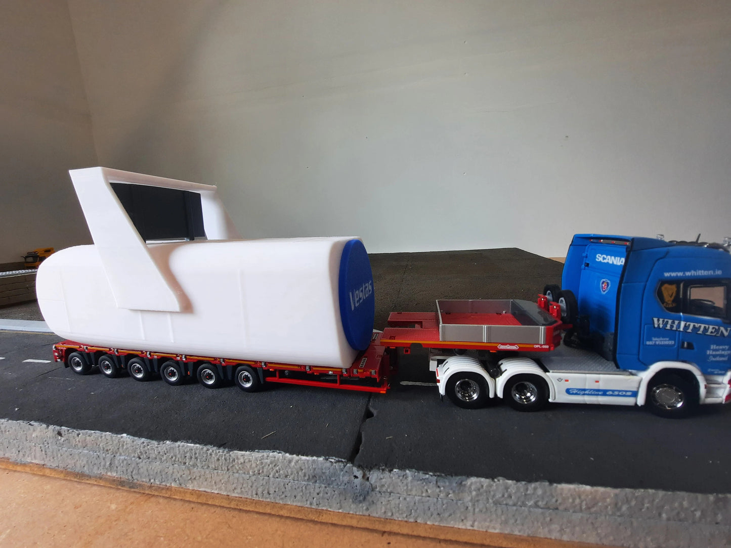 1:50 Scale Wind Turbine Nacelle Vestas
