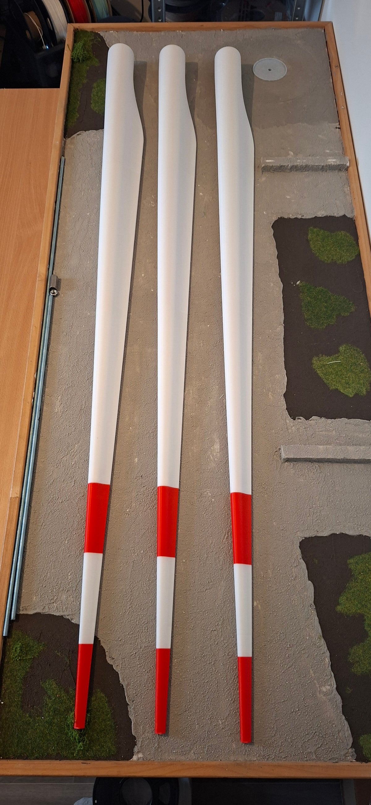 1:50 Scale Enercon Style Wind Turbine Assembled Kit Red & White