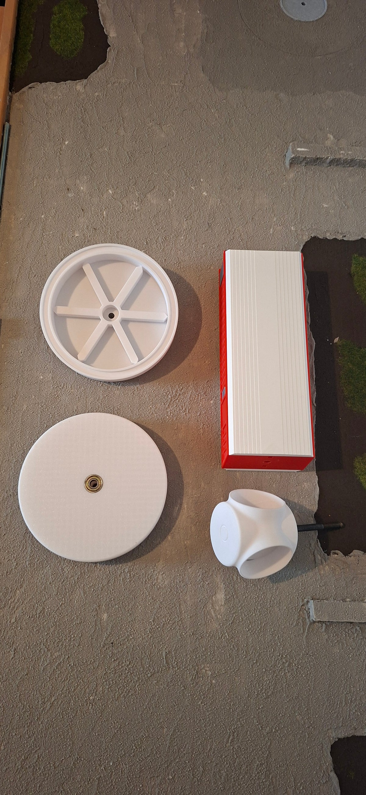 1:50 Scale Enercon Style Wind Turbine Assembled Kit Red & White