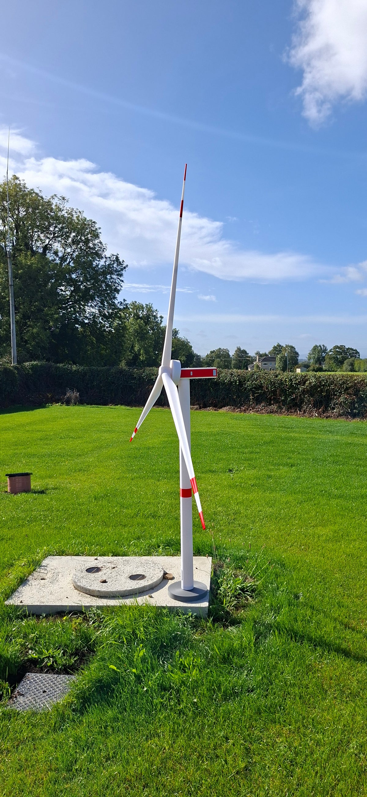 1:50 Scale Enercon Style Wind Turbine Assembled Kit Red & White
