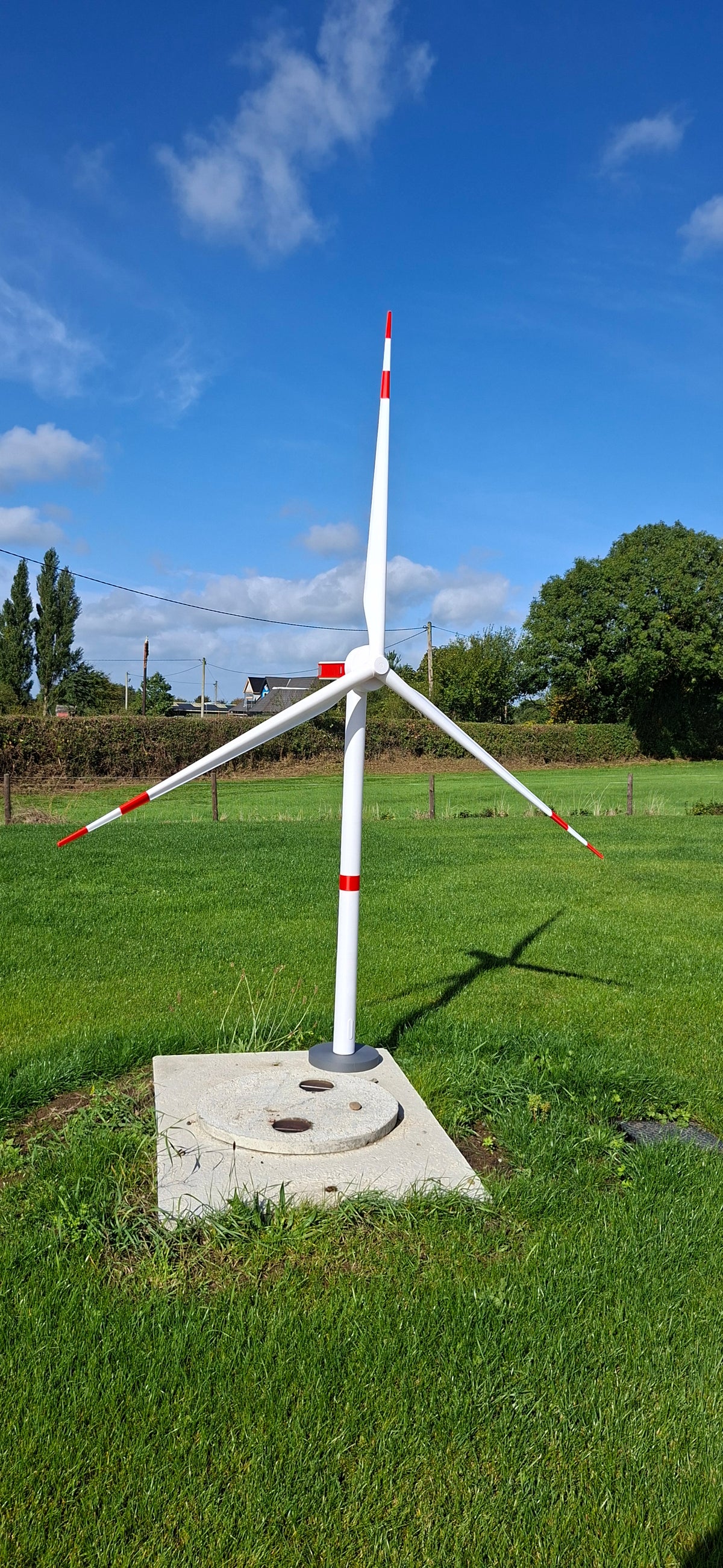 1:50 Scale Enercon Style Wind Turbine Assembled Kit Red & White